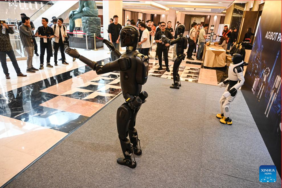 Tetamu menonton persembahan oleh sebuah robot manusia pada satu persidangan rakan kongsi oleh syarikat China AGIBOT di Jakarta, Indonesia, 9 Jun 2026. (Xinhua/Agung Kuncahya B.)