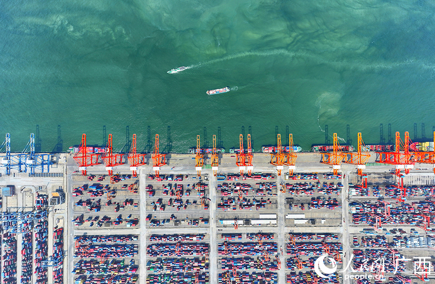 Foto menunjukkan kesibukan Pelabuhan Qinzhou di wilayah autonomi Zhuang Guangxi, selatan China. (People's Daily Online/Fu Huazhou)