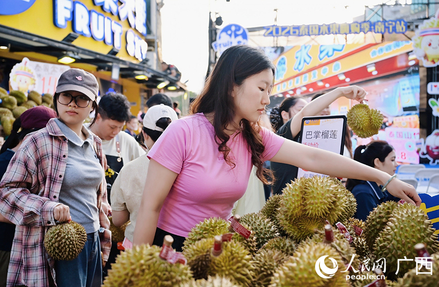 Pengguna memilih durian Thailand di sebuah pasar. (People's Daily Online/Fu Huazhou)