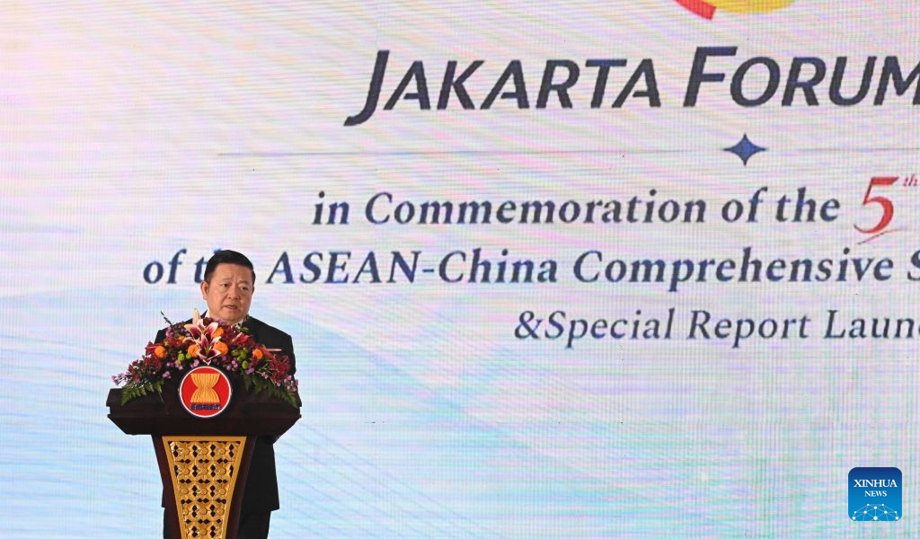 Setiausaha Agung ASEAN Kao Kim Hourn menyampaikan ucapan pada Forum Jakarta 2026, sempena ulang tahun kelima perkongsian strategik komprehensif ASEAN-China di Jakarta, Indonesia, 22 Jun2026. (Xinhua/Zulkarnain)