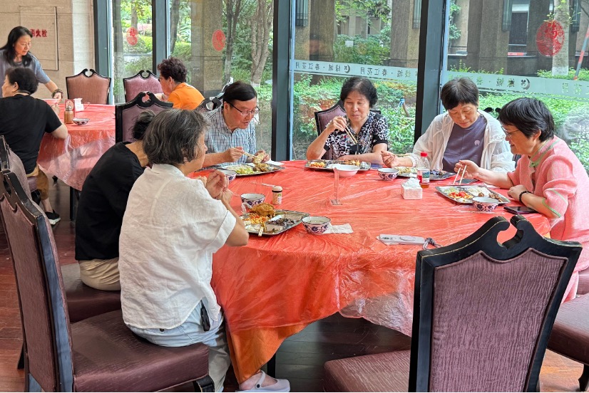 Penduduk warga emas makan tengah hari di tapak makanan komuniti di Chunjiang, daerah Shangcheng, bandar Hangzhou, provinsi Zhejiang, timur China, 12 Jun 2026. (People's Daily Online/Wu Chaolan)