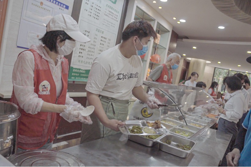 Sukarelawan bantu menghidangkan makanan kepada penduduk warga emas di tapak makanan komuniti di Chunjiang, daerah Shangcheng, bandar Hangzhou, provinsi Zhejiang, timur China, 12 Jun 2026. (People's Daily Online/Zhang Rong)