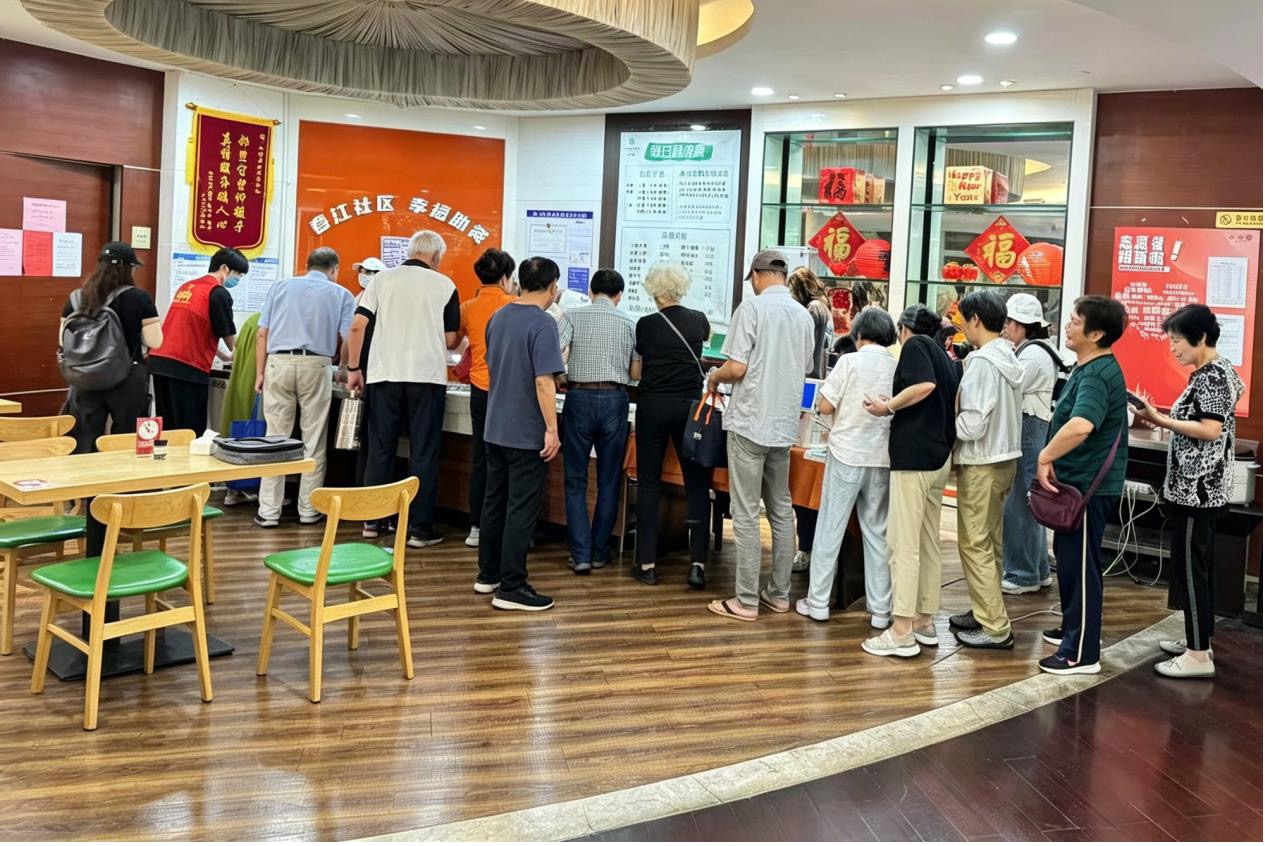 Penduduk warga emas beratur di tapak makanan komuniti di Chunjiang, daerah Shangcheng, bandar Hangzhou, provinsi Zhejiang, timur China, 12 Jun 2026. (People's Daily Online/Wu Chaolan)