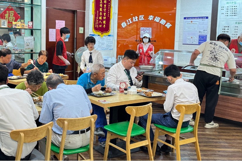 Penduduk makan tengah hari di tapak makanan komuniti di Chunjiang, daerah Shangcheng, bandar Hangzhou, provinsi Zhejiang, timur China, 12 Jun 2026. (People's Daily Online/Wu Chaolan)