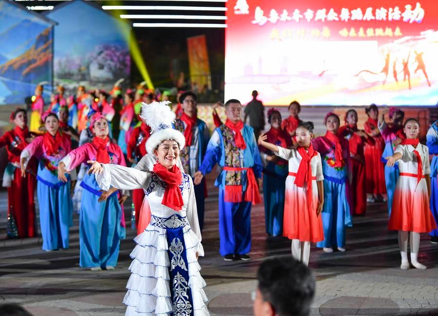 Penari membuat persembahan di Taman Budaya, Urumqi, wilayah autonomi Uygur Xinjiang, barat laut China, 28 Julai 2025. (Xinhua/Hu Huhu)