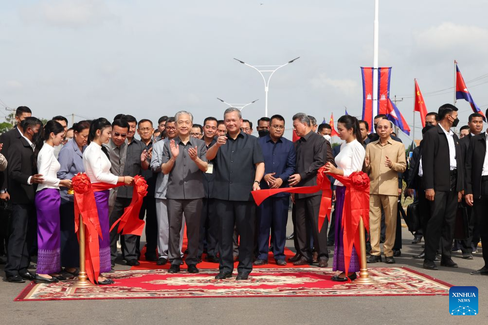 Perdana Menteri Kemboja Hun Manet (tengah, depan) memotong reben pada perasmian satu seksyen National Road No.7 di Kampong Cham, Kemboja, 7 Julai 2026. (Foto oleh Nitola/Xinhua)