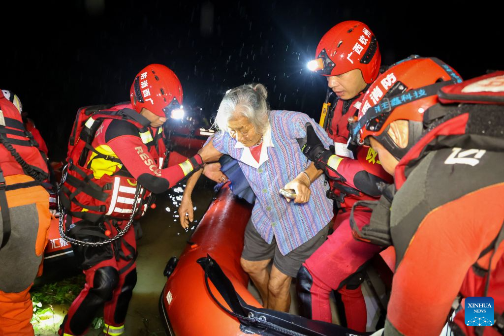 Penyelamat memindahkan penduduk yang terkandas di bandar Guigang, wilayah autonomi Zhuang Guangxi, selatan China, 7 Julai 2026. (Xinhua/Zhou Hua)