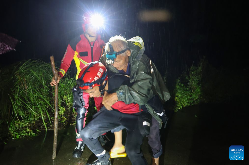 Penyelamat memindahkan penduduk yang terkandas di kampung Liujia di bandar Qinzhou, wilayah autonomi Zhuang Guangxi, selatan China, 7 Julai 2026. (Xinhua/Ao Shuaichang)