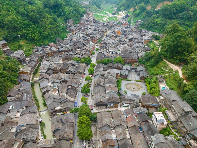 Foto memaparkan pemandangan udara kampung Dong Zhaoxing di kaunti Liping, kawasan autonomi Miao dan Dong Qiandongnan, provinsi Guizhou, barat daya China. (People's Daily Online/Yang Qian)