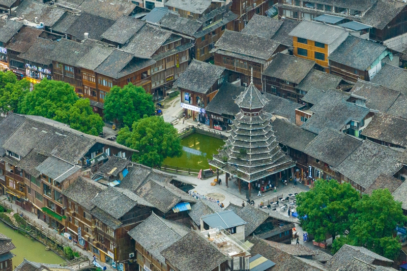 Foto memaparkan pemandangan udara kampung Dong Zhaoxing di kaunti Liping, kawasan autonomi Miao dan Dong Qiandongnan, provinsi Guizhou, barat daya China. (People's Daily Online/Yang Qian)