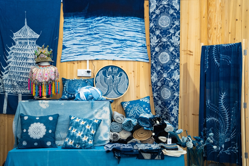 Foto menunjukkan produk celup indigo yang dipamerkan di sebuah kedai di kampung Dong Zhaoxing di kaunti Liping, kawasan autonomi Miao dan Dong Qiandongnan, provinsi Guizhou, barat daya China. (People's Daily Online/Yang Qian)