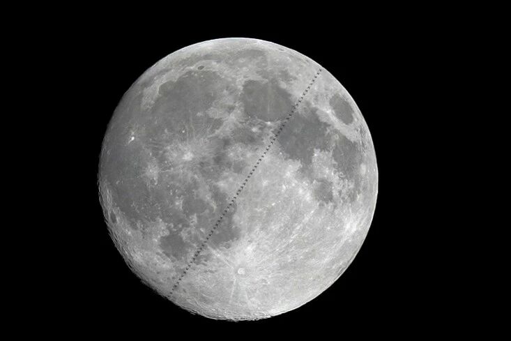 Foto komposit yang diambil pada 4 November 2025 di daerah Changping, Beijing, menunjukkan stesen angkasa China sedang melintas di hadapan bulan. (Xinhua/Xing Guangli)