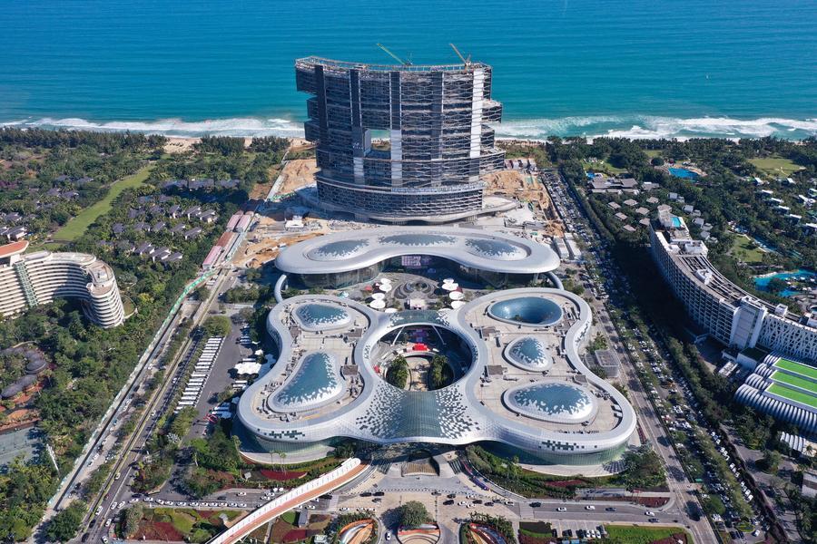 Foto dron bertarikh 10 Januari 2026 ini menunjukkan pemandangan Bandar Bebas Cukai Antarabangsa Sanya di provinsi Hainan, selatan China. (Xinhua/Guo Cheng)