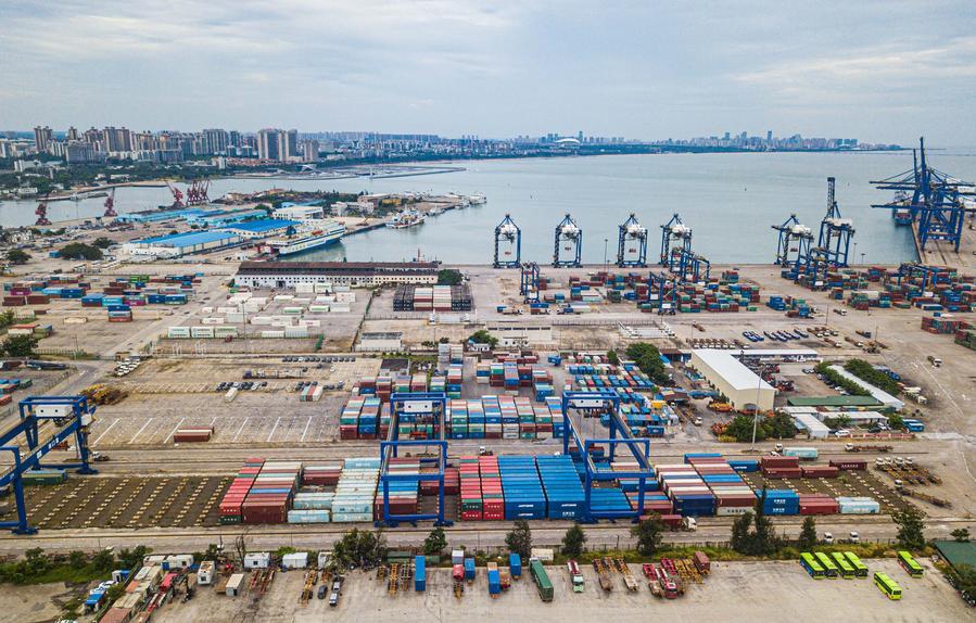 Foto dron bertarikh 17 Jun 2026 ini menunjukkan sebuah terminal kontena di Pelabuhan Haikou, provinsi Hainan, selatan China. (Xinhua/Pu Xiaoxu)