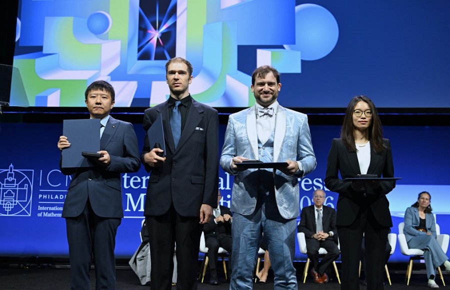 Pemenang Pingat Fields dari China Deng Yu (paling kiri) dan Wang Hong (paling kanan), John Pardon dari AS (kedua kiri) dan Jacob Tsimerman dari Kanada, bergambar secara berkumpulan pada majlis pembukaan Kongres Ahli Matematik Antarabangsa 2026 di Pusat Konvensyen Pennsylvania, Philadelphia, AS, 23 Julai 2026. (Xinhua/Li Rui)