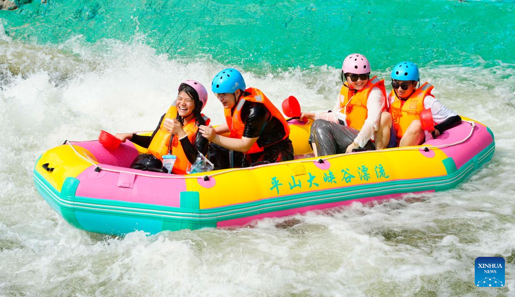Pelancong bermain rakit di kawasan peranginan ngarai besar kaunti Pingshan di Shijuazhuang, provinsi Hebei, utara China, 26 Julai 2026. (Foto oleh Feng Yichao/Xinhua)