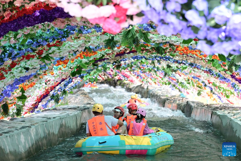 Pelancong bermain rakit di kawasan peranginan ngarai besar kaunti Pingshan di Shijuazhuang, provinsi Hebei, utara China, 26 Julai 2026. (Foto oleh Feng Yichao/Xinhua)