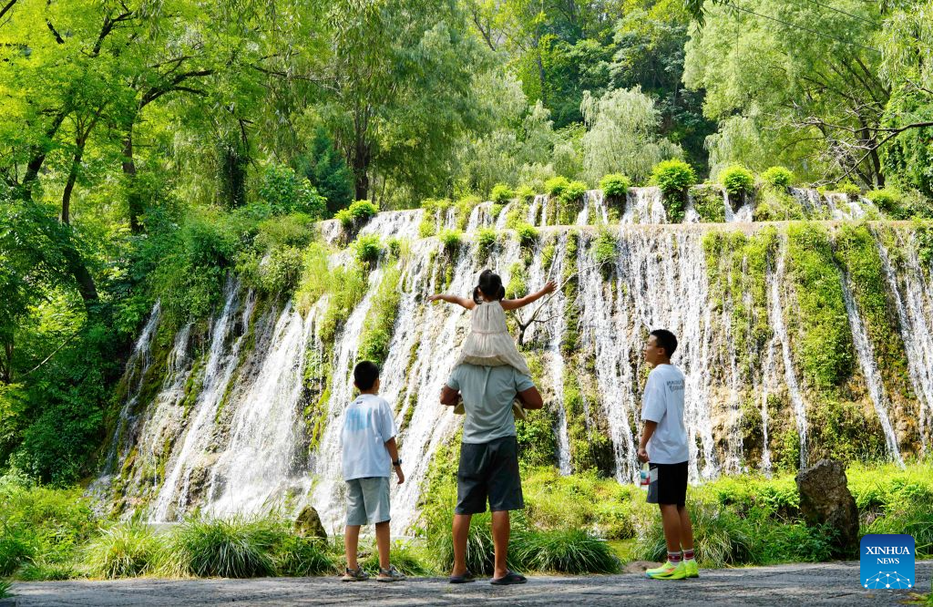 Pelancong melawat kawasan peranginan Huhushui di kaunti Pingshan, Shijiazhuang, provinsi Hebei, utara China, 26 Julai 2026. (Foto oleh Yan Zhiguo/Xinhua)