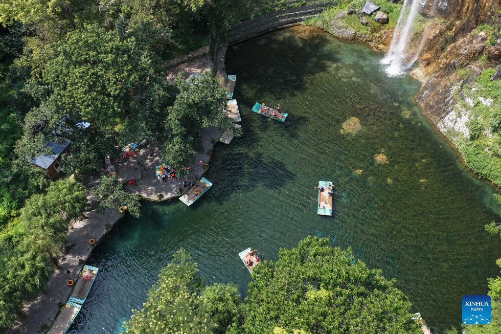 Foto dron bertarikh 26 Julai 2026 ini menunjukkan pelancong gembira bermain air di kawasan peranginan Huhushui di kaunti Pingshan, Shijiazhuang, provinsi Hebei, utara China. (Foto oleh Feng Yichao/Xinhua)