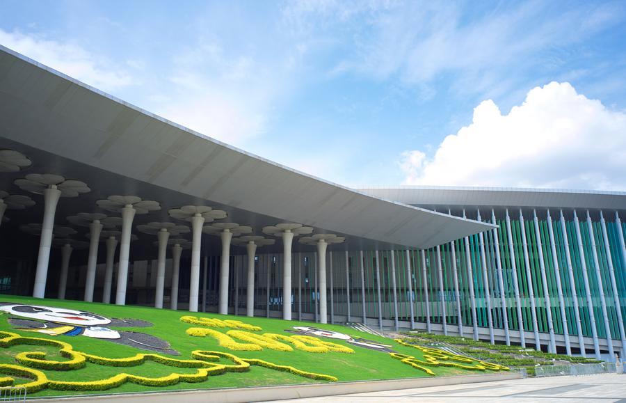 Foto bertarikh 27 Julai 2026 ini menunjukkan dataran selatan Pusat Pameran dan Konvensyen Negara (Shanghai), tapak utama Ekspo Import Antarabangsa China (CIIE) ke-9, di Shanghai, timur China. (Xinhua/Fang Zhe)