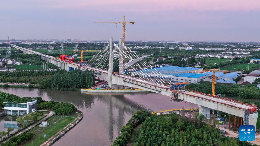 Foto dron pada 29 Julai 2026 ini menunjukkan tapak pembinaan jambatan kabel tambat yang merentangi Sungai Zhangjiagang di provinsi Jiangsu, timur China. (Xinhua/Li Bo)