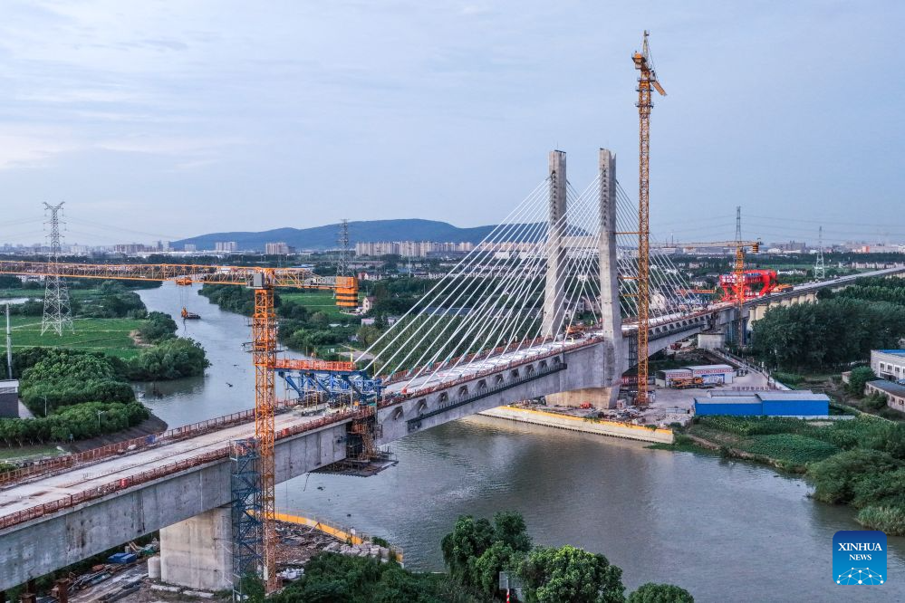 Foto dron pada 29 Julai 2026 ini menunjukkan tapak pembinaan jambatan kabel tambat yang merentangi Sungai Zhangjiagang di provinsi Jiangsu, timur China. (Xinhua/Li Bo)