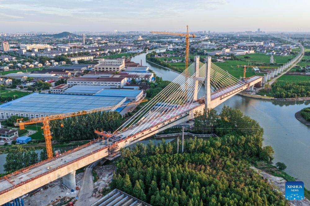 Foto dron pada 29 Julai 2026 ini menunjukkan tapak pembinaan jambatan kabel tambat yang merentangi Sungai Zhangjiagang di provinsi Jiangsu, timur China. (Xinhua/Li Bo)