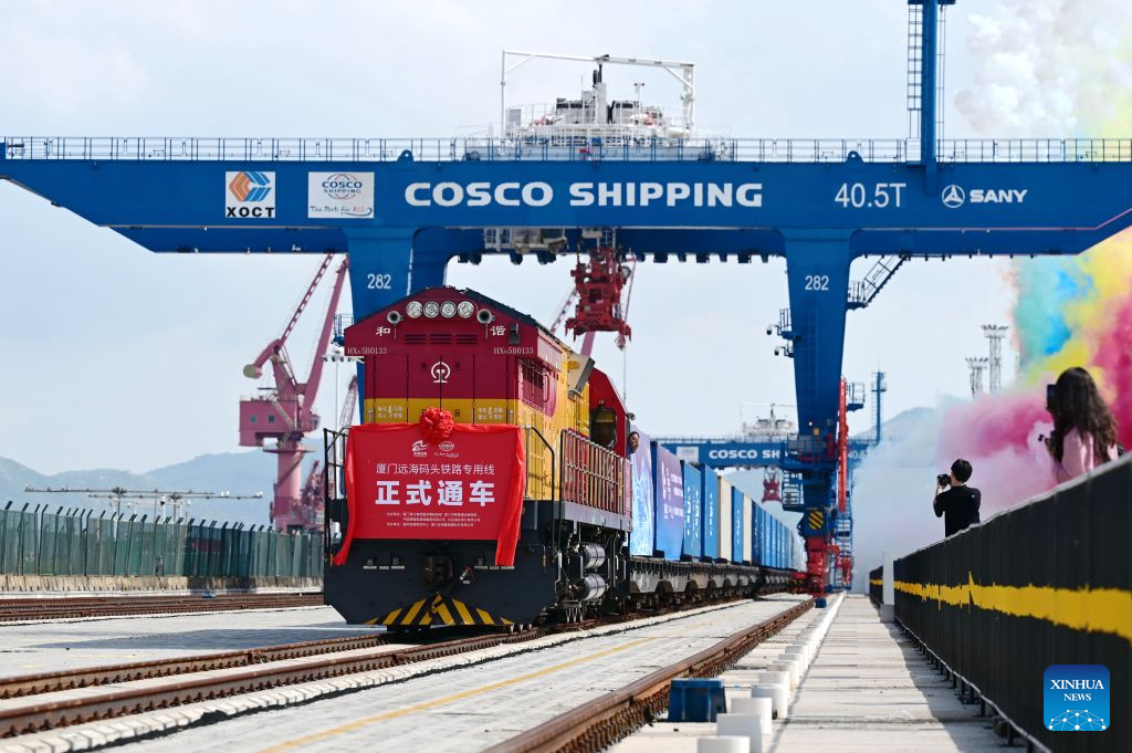 Sebuah kereta api barang berisi kontena berlepas dari dermaga laluan rel antara mod laut-darat di Xiamen, provinsi Fujian, tenggara China, 29 Julai 2026. (Xinhua/Lin Shanchuan)