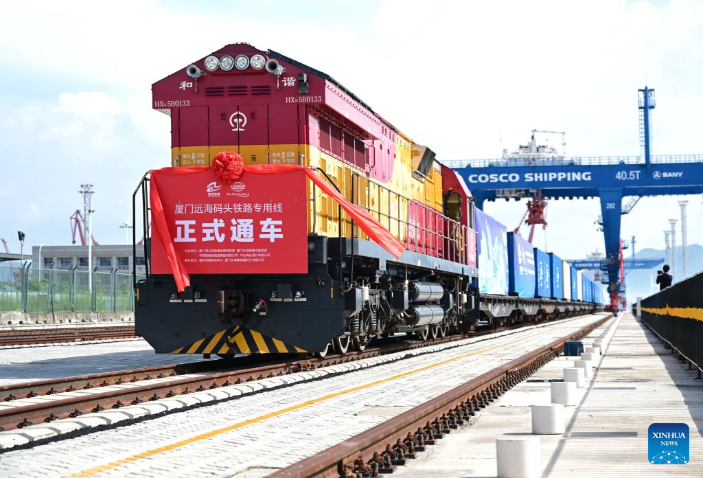 Sebuah kereta api barang berisi kontena berlepas dari dermaga laluan rel antara mod laut-darat di Xiamen, provinsi Fujian, tenggara China, 29 Julai 2026. (Xinhua/Lin Shanchuan)