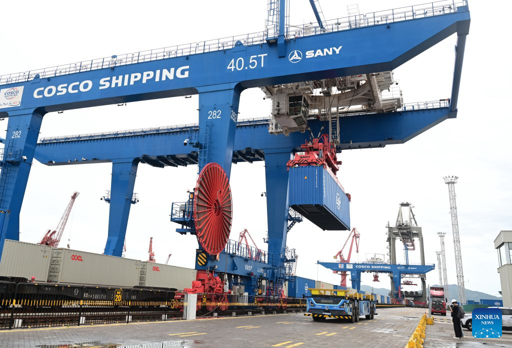 Sebuah kontena dimuatkan ke kereta api barang di dermaga laluan rel antara mod laut-darat di Xiamen, provinsi Fujian, tenggara China, 28 Julai 2026. (Xinhua/Lin Shanchuan)