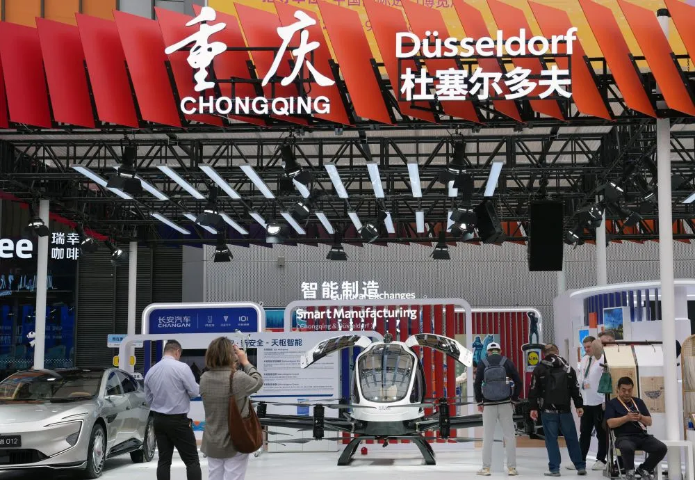 Pada 8 November 2025, Chongqing dan Düsseldorf menganjurkan pameran bersama semasa CIIE ke-8. Sumber: Agensi Berita Xinhua