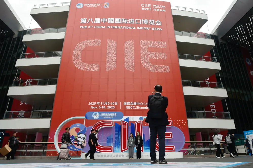 Pada 5 November 2025, pengunjung bergambar di Pusat Pameran dan Konvensyen Negara (Shanghai), lokasi CIIE ke-8. Sumber: Agensi Berita Xinhua