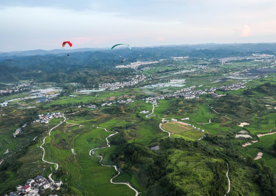Foto dron bertarikh 30 Julai 2026 ini menunjukkan pelancong meluncur layar bersama peluncur profesional di sebuah pangkalan di pekan Jiuzhou, kaunti Huangping, provinsi Guizhou, barat daya China. (Xinhua/Yang Wenbin)