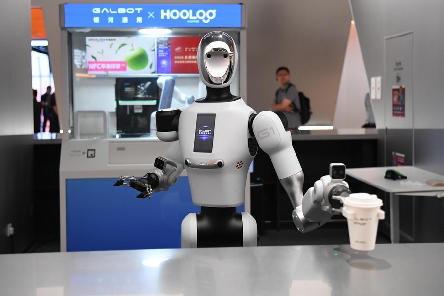 Sebuah robot menghidangkan kopi di dewan pameran Pangkalan Rintis Negara untuk Penggunaan AI Terkandung di Hangzhou, provinsi Zhejiang, timur China, 29 Mei 2026. (Xinhua/Fan Yuqing)