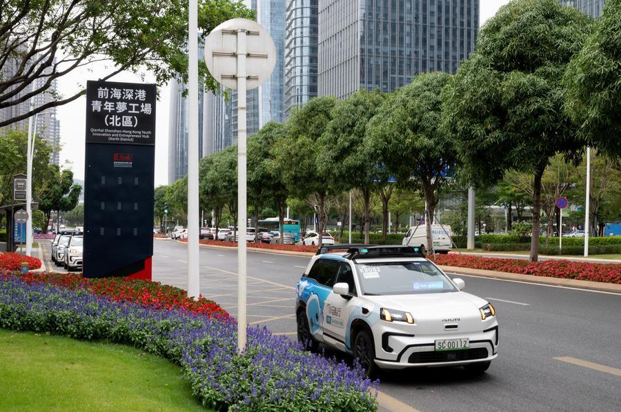 Sebuah teksi pemanduan berautonomi Pony.ai dilihat di daerah Nanshan, Shenzhen, provinsi Guangdong, selatan China, 28 Mac 2026. (Xinhua/Liu Mengqi)