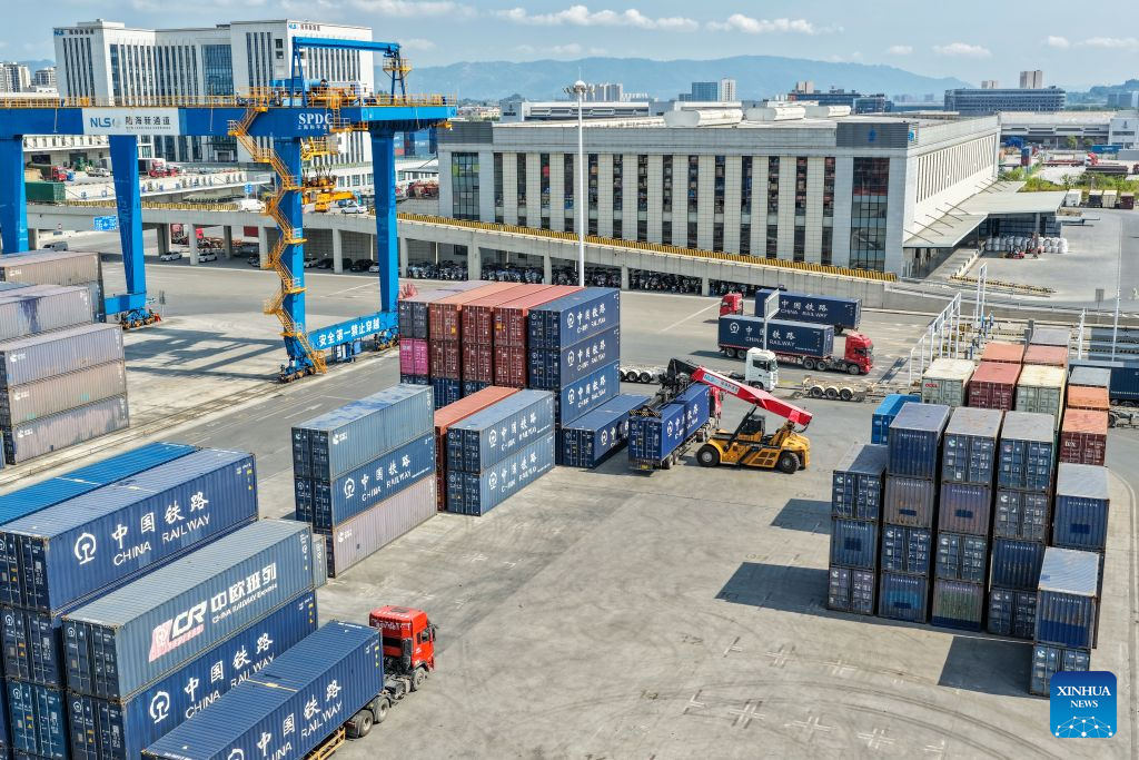 Foto dron bertarikh 28 Julai 2026 ini menunjukkan sebuah kenderaan sedang memindahkan kontena di pelabuhan kering Koridor Perdagangan Darat-Laut Antarabangsa Baharu di Taman Hab Logistik Antarabangsa Chongqing, barat daya China. (Xinhua/Huang Wei)