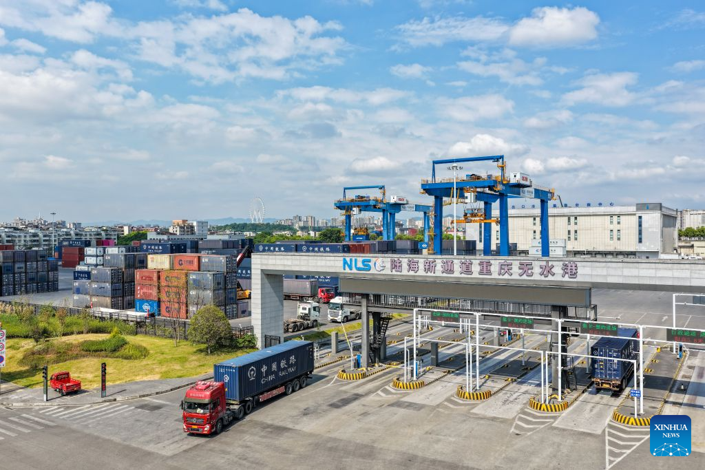 Foto dron bertarikh 28 Julai 2026 ini menunjukkan sebuah kenderaan sedang memindahkan kontena di pelabuhan kering Koridor Perdagangan Darat-Laut Antarabangsa Baharu di Taman Hab Logistik Antarabangsa Chongqing, barat daya China. (Xinhua/Huang Wei)
