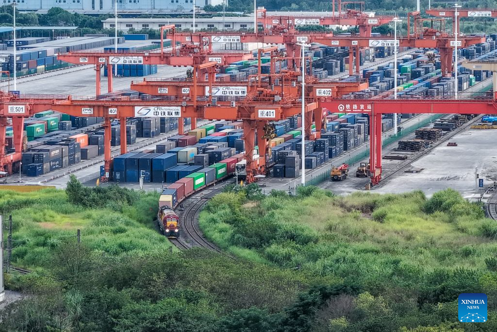 Foto dron bertarikh 28 Julai 2026 ini menunjukkan sebuah kereta api barang Koridor Perdagangan Darat-Laut Antarabangsa Baharu berlepas dari Stesen Tuanjiecun di bandar Chongqing, barat daya China. (Xinhua/Huang Wei)
