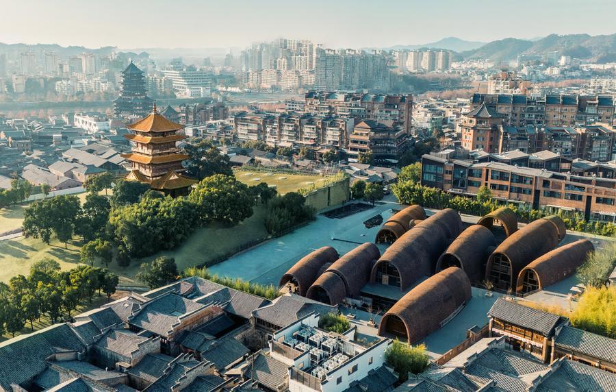 Foto fail bertarikh 17 Januari 2025 ini menunjukkan pemandangan Blok Sejarah dan Budaya Taoyangli di Jingdezhen, provinsi Jiangxi, timur China. (Xinhua)