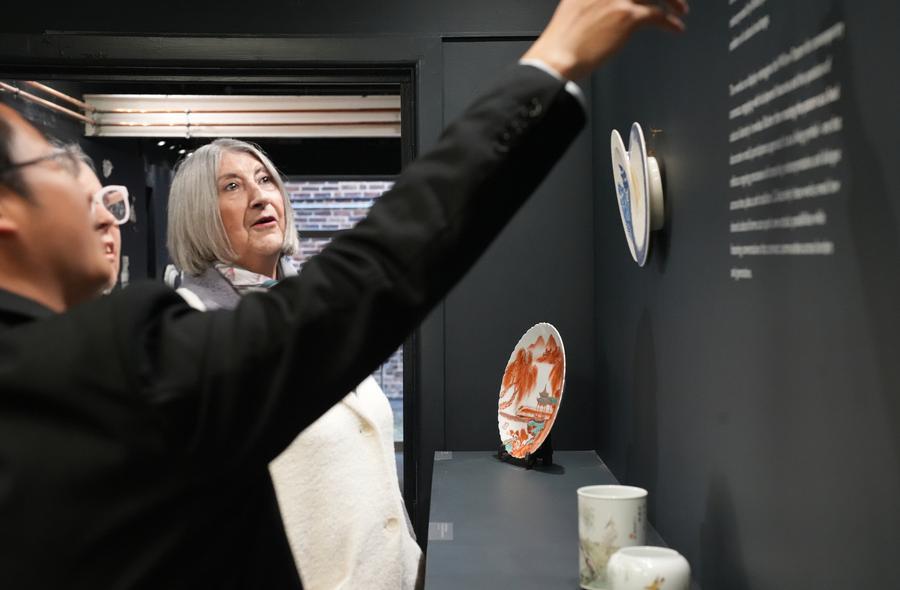 Pelawat mendengar penjelasan kurator tentang porselin Jingdezhen yang dipamerkan di Muzium Spode di Stoke-on-Trent, Britain, 22 November 2025. (Xinhua/Zheng Bofei)