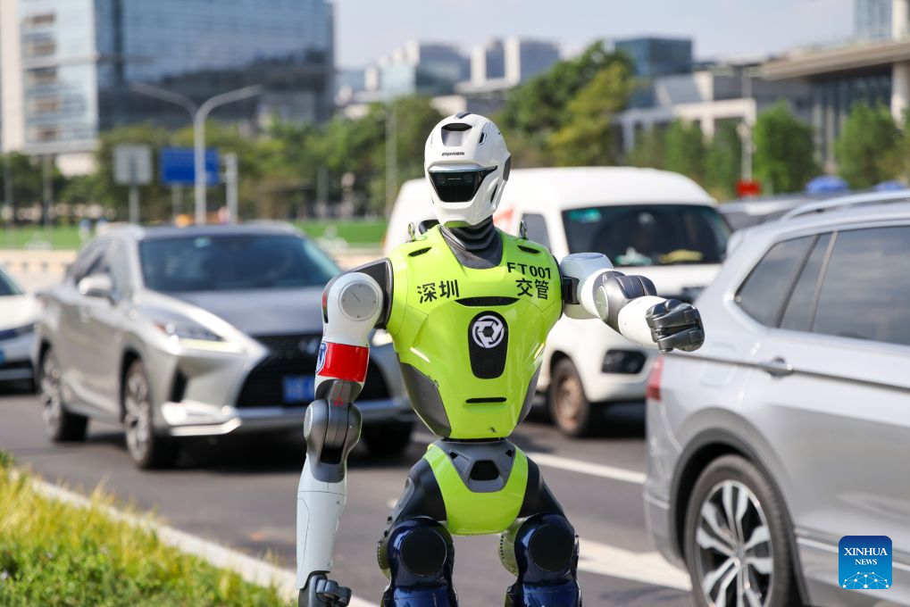 Sebuah robot manusia menjaga lalu lintas di daerah Futian, Shenzhen, provinsi Guangdong, selatan China, 6 Ogos 2026. (Xinhua/Liang Xu)