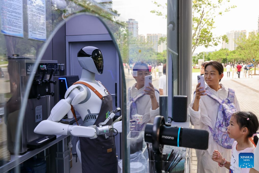 Sebuah robot manusia menyediakan aiskrim untuk pelawat di sebuah taman di Shenzhen, provinsi Guangdong, selatan China, 3 Ogos 2026. (Xinhua/Liang Xu)