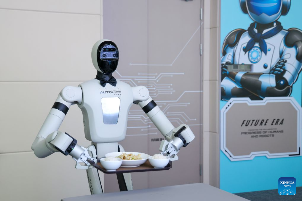 Sebuah robot manusia membawa makanan kepada pelanggan restoran di Shenzhen, provinsi Guangdong, selatan China, 4 Ogos 2026. (Xinhua/Liang Xu)