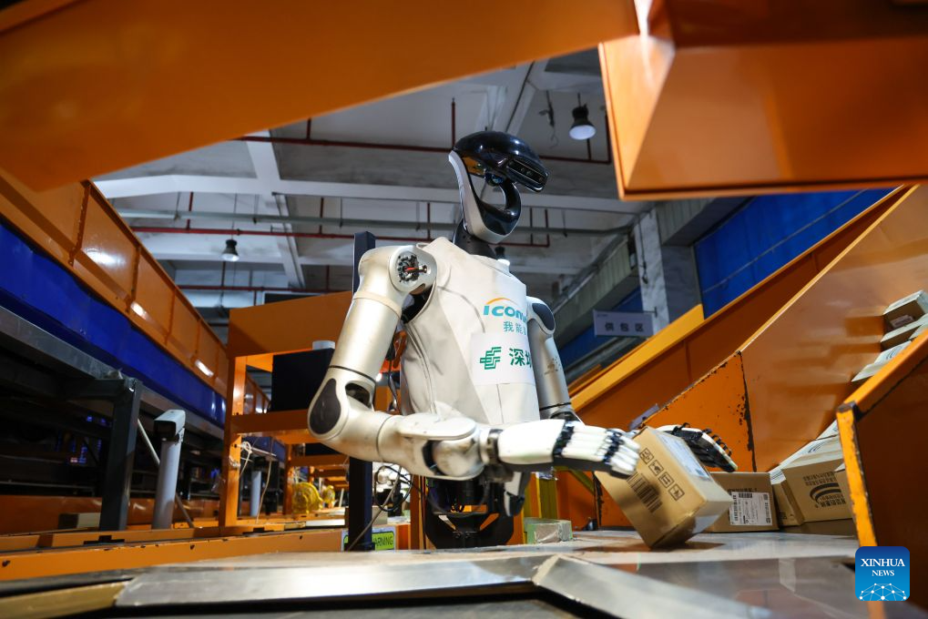 Robot manusia mengisih bungkusan di depoh China Post di Shenzhen, provinsi Guangdong, selatan China, 6 Ogos 2026. (Xinhua/Liang Xu)