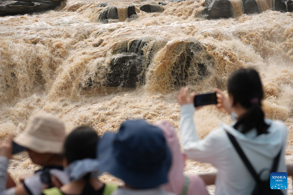 Pelancong melawat Air Terjun Hukou di Sungai Kuning, provinsi Shaanxi, barat laut China, 10 Ogos 2026. (Xinhua/Shao Rui)