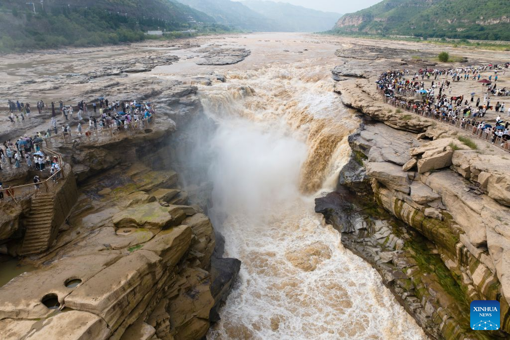 Foto dron bertarikh 10 Ogos 2026 ini menunjukkan pelancong yang melawat Air Terjun Hukou di Sungai Kuning, provinsi Shaanxi, barat laut China. (Xinhua/Shao Rui)