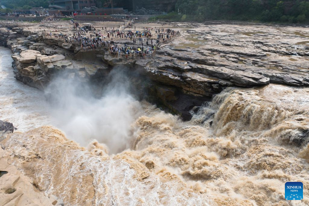 Foto dron bertarikh 10 Ogos 2026 ini menunjukkan pelancong yang melawat Air Terjun Hukou di Sungai Kuning, provinsi Shaanxi, barat laut China. (Xinhua/Shao Rui)