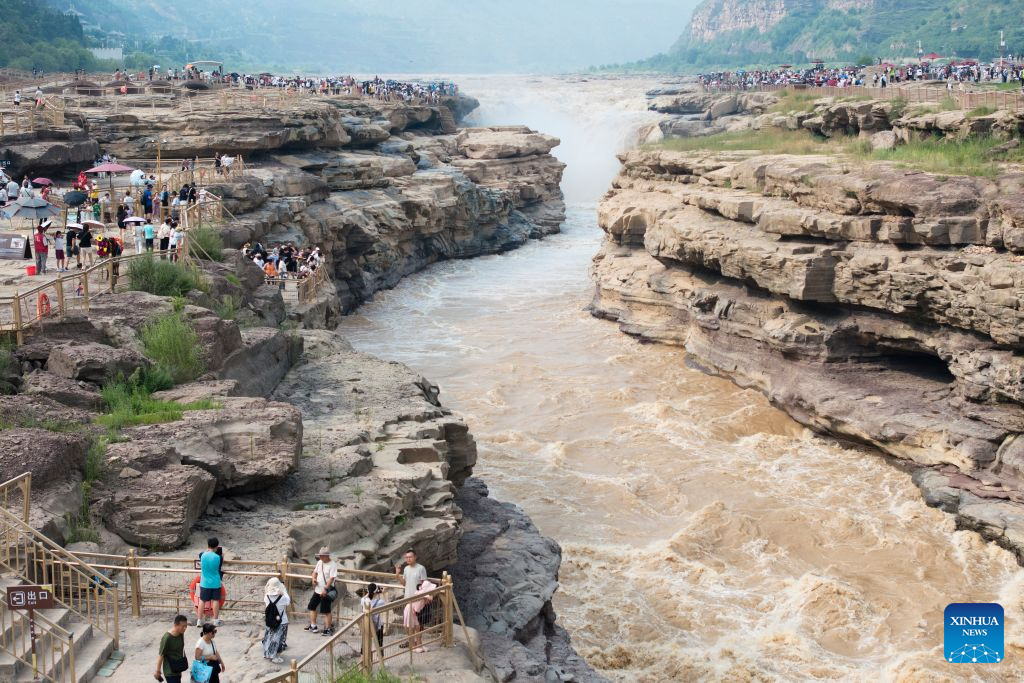 Pelancong melawat Air Terjun Hukou di Sungai Kuning, provinsi Shaanxi, barat laut China, 10 Ogos 2026. (Xinhua/Shao Rui)