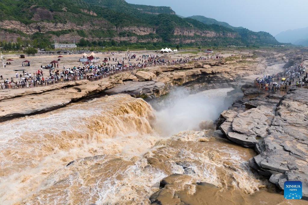 Foto dron bertarikh 10 Ogos 2026 ini menunjukkan pelancong yang melawat Air Terjun Hukou di Sungai Kuning, provinsi Shaanxi, barat laut China. (Xinhua/Shao Rui)