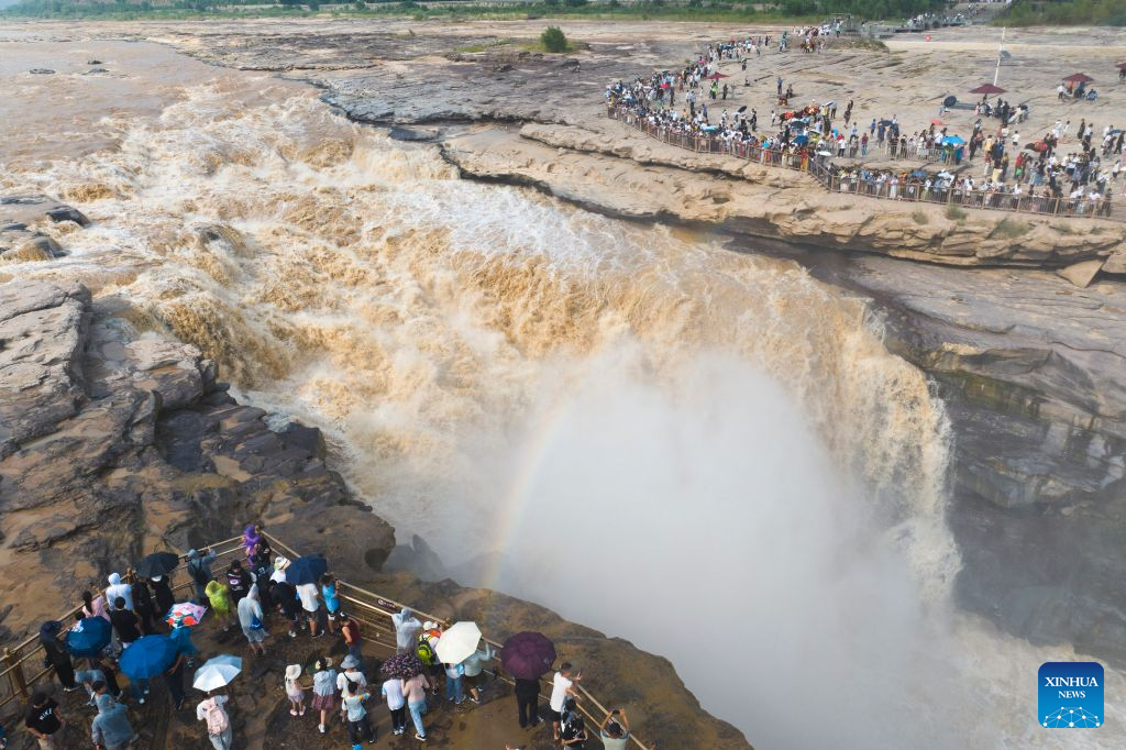 Foto dron bertarikh 10 Ogos 2026 ini menunjukkan pelancong yang melawat Air Terjun Hukou di Sungai Kuning, provinsi Shaanxi, barat laut China. (Xinhua/Shao Rui)